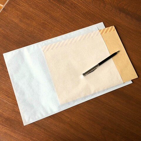グラシン面から中に入れたB5サイズのノートが透けて見える様子