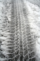 雪道のタイヤ跡