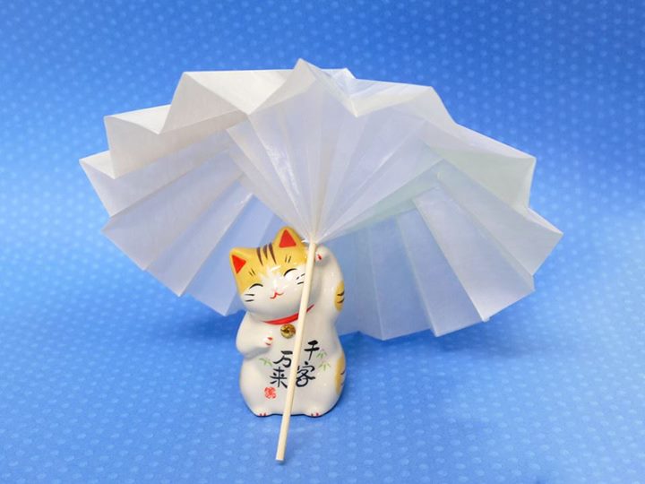 グラシンの折り紙で和傘を作ってみました