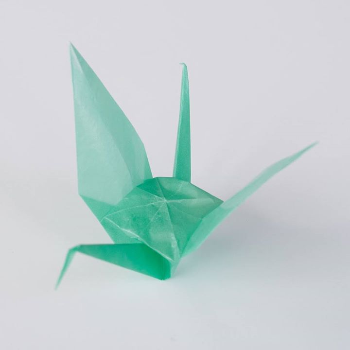 カラーグラシンペーパーを折り紙にして鶴を折ってみました！