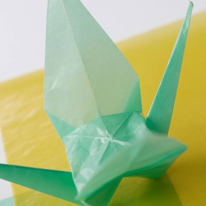 カラーグラシンペーパーを折り紙にして鶴を折ってみました！