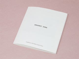 オーガニックシャンプー・トリートメントなどの商品が掲載された商品パンフレット表紙