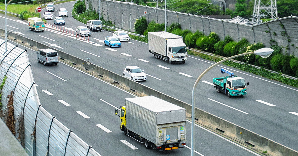 画像:トラックが運ぶ様子